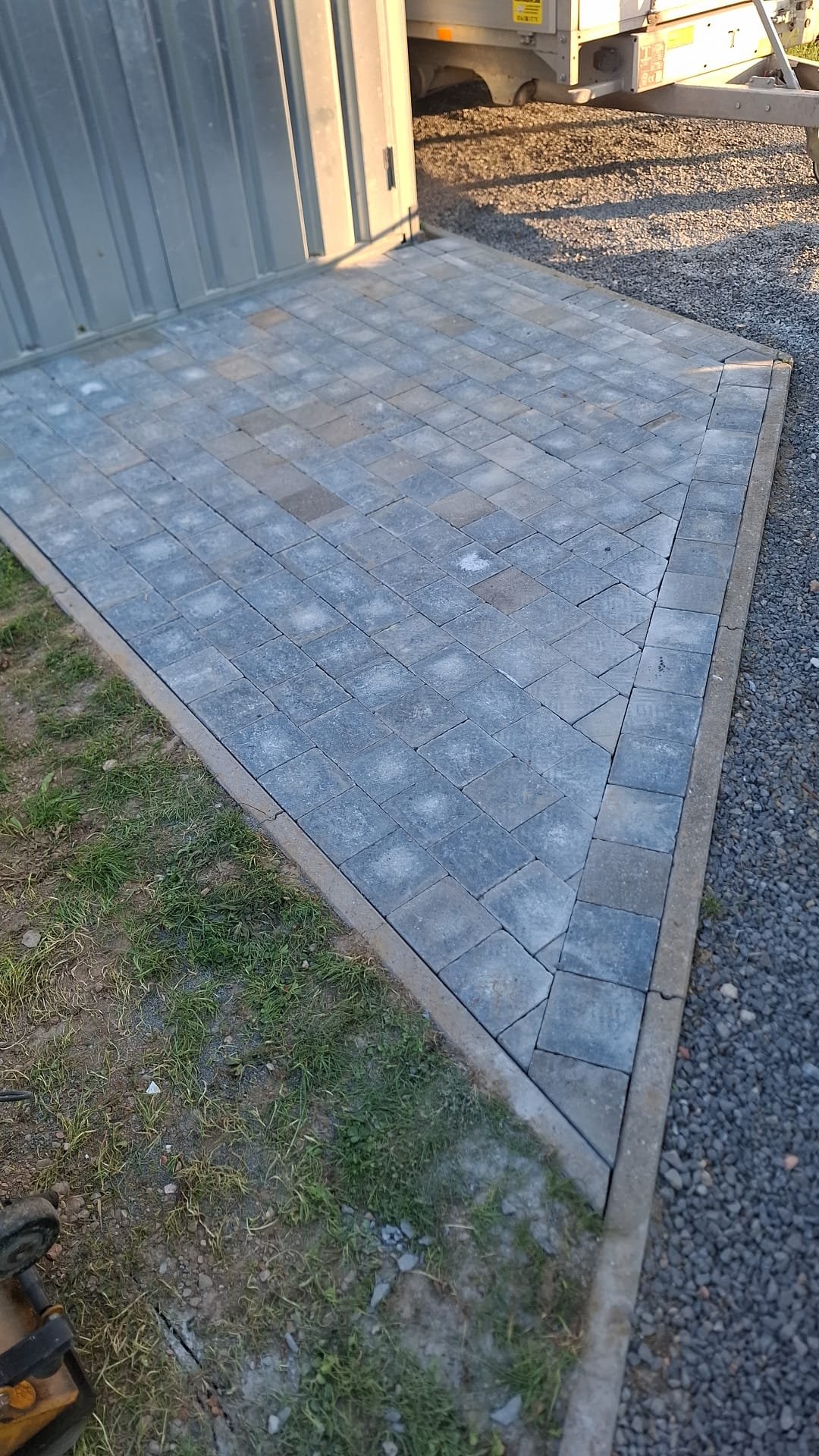 Ruime tuin met vers gemaaid gazon en beplanting